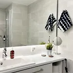 Easy&comfortable Living In The Middle Of Services شقة *